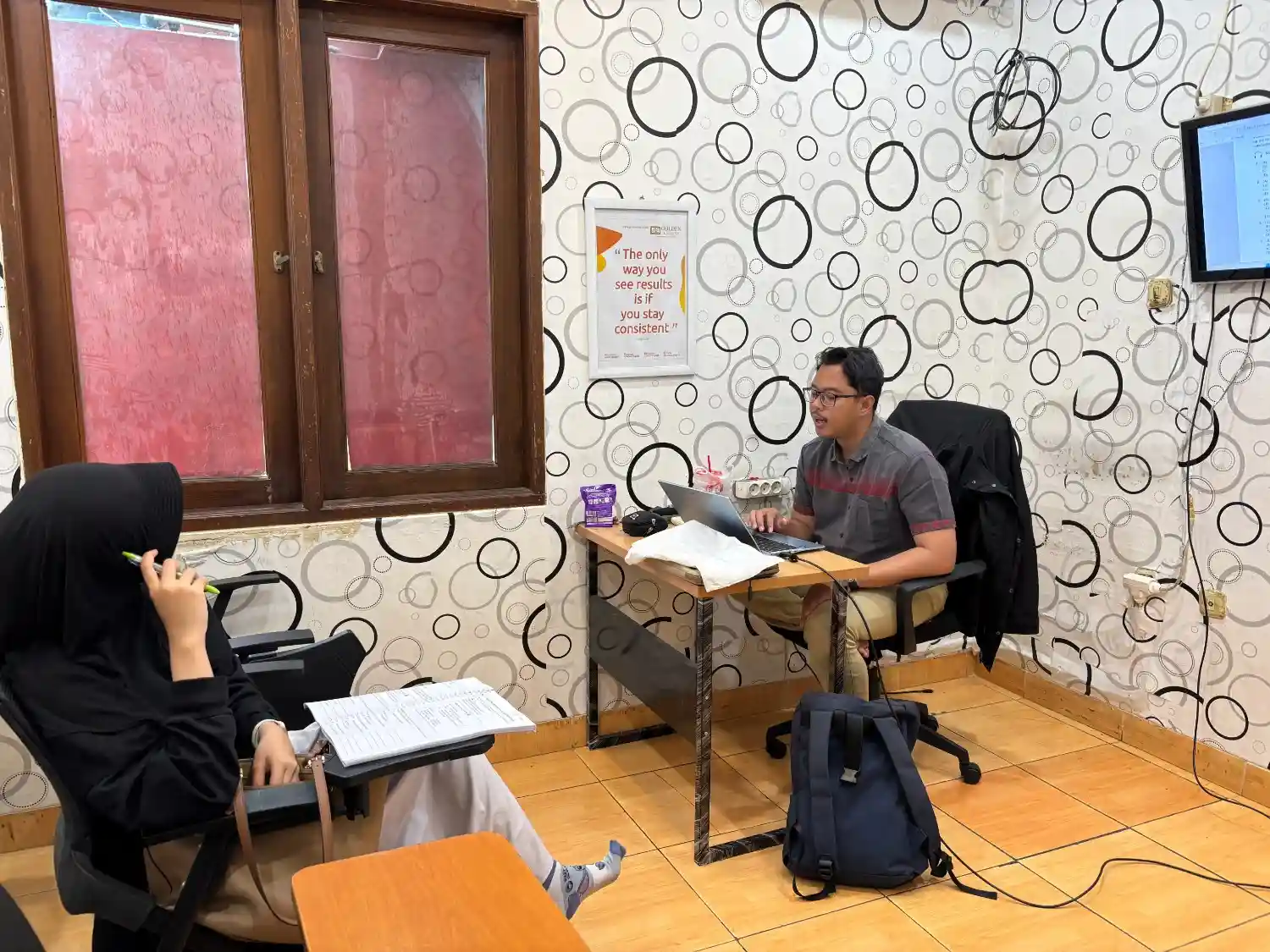 Diskusi hands-on proses audit performa akun sosial media dan strategi optimalisasi website bersama instruktur marketing