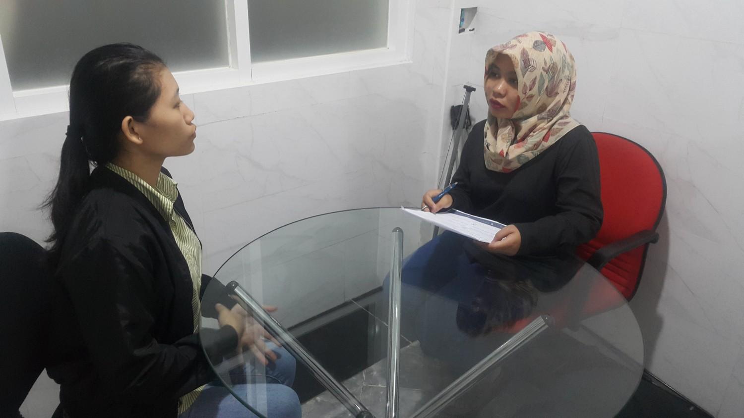 Peserta dan guru privat bimbingan di Creya Edu sedang serius membedah soal simulasi psikotes rekrutmen kerja