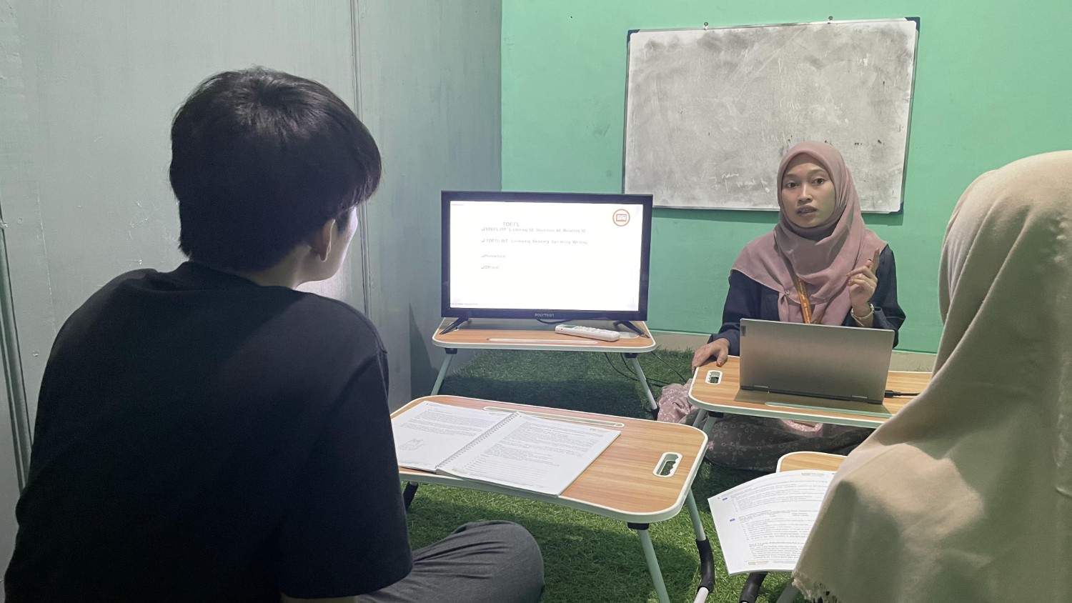 Mahasiswa belajar privat dengan tutor sesuai jurusan