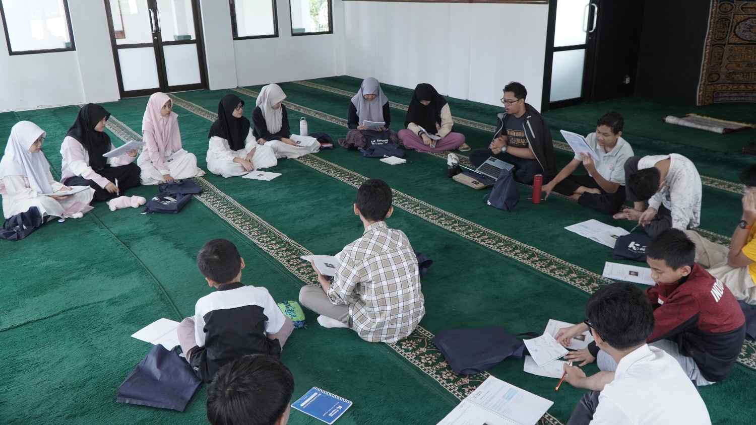 Sesi belajar autentik les privat Bahasa Arab membaca Al-Quran bersama guru di Creya Edu