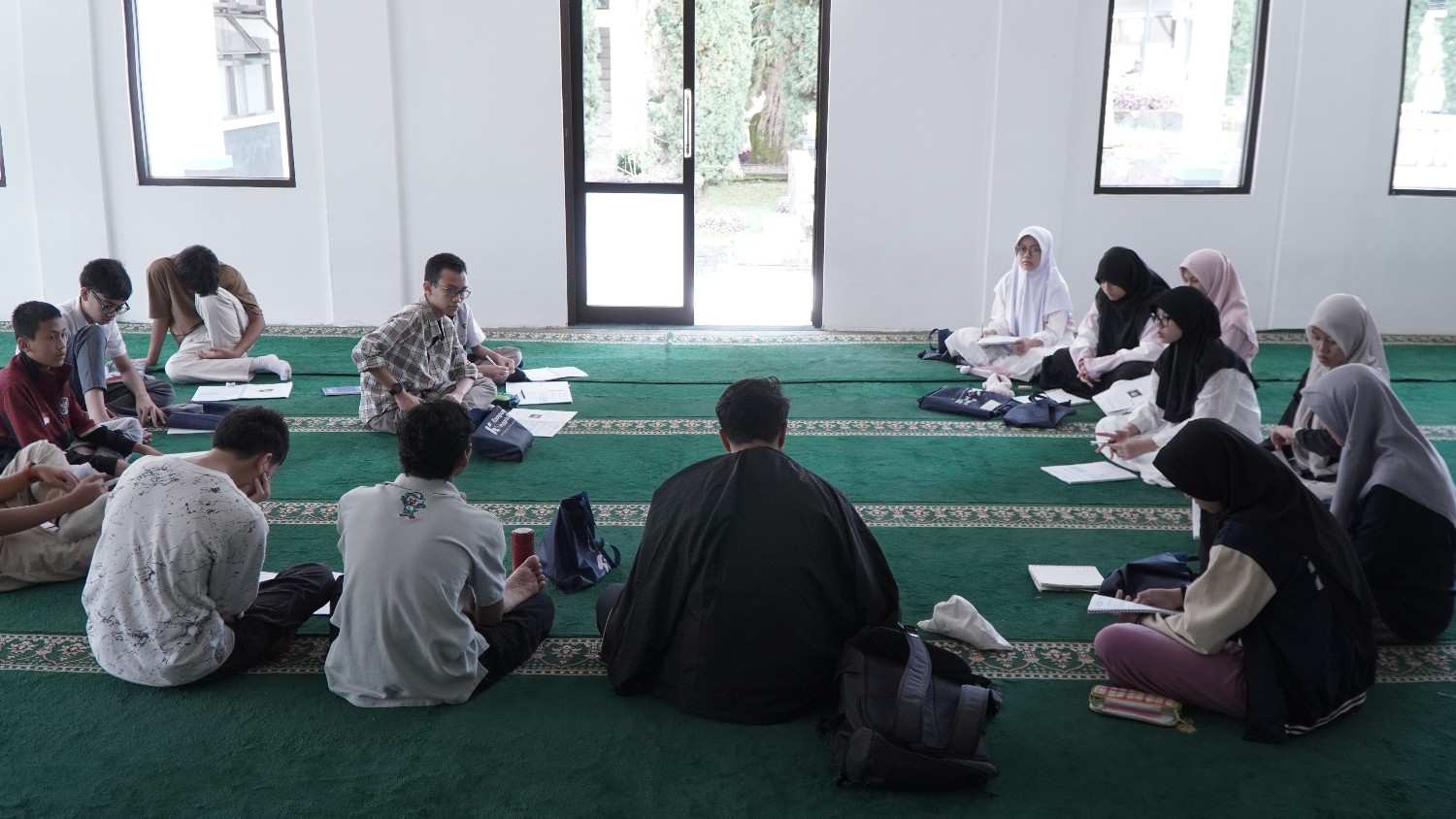 Papan tulis whiteboard dengan tulisan Arab dan harakat