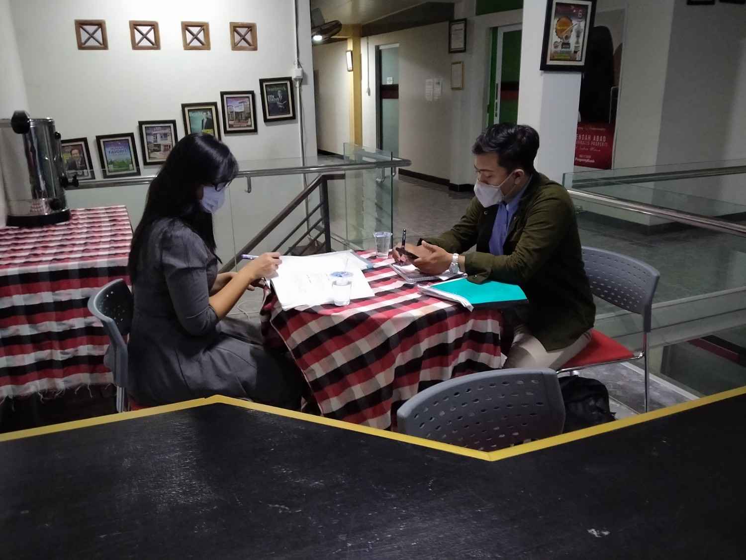 Profesional digital marketer memantau performa data campaign dan dashboard iklan digital secara serius