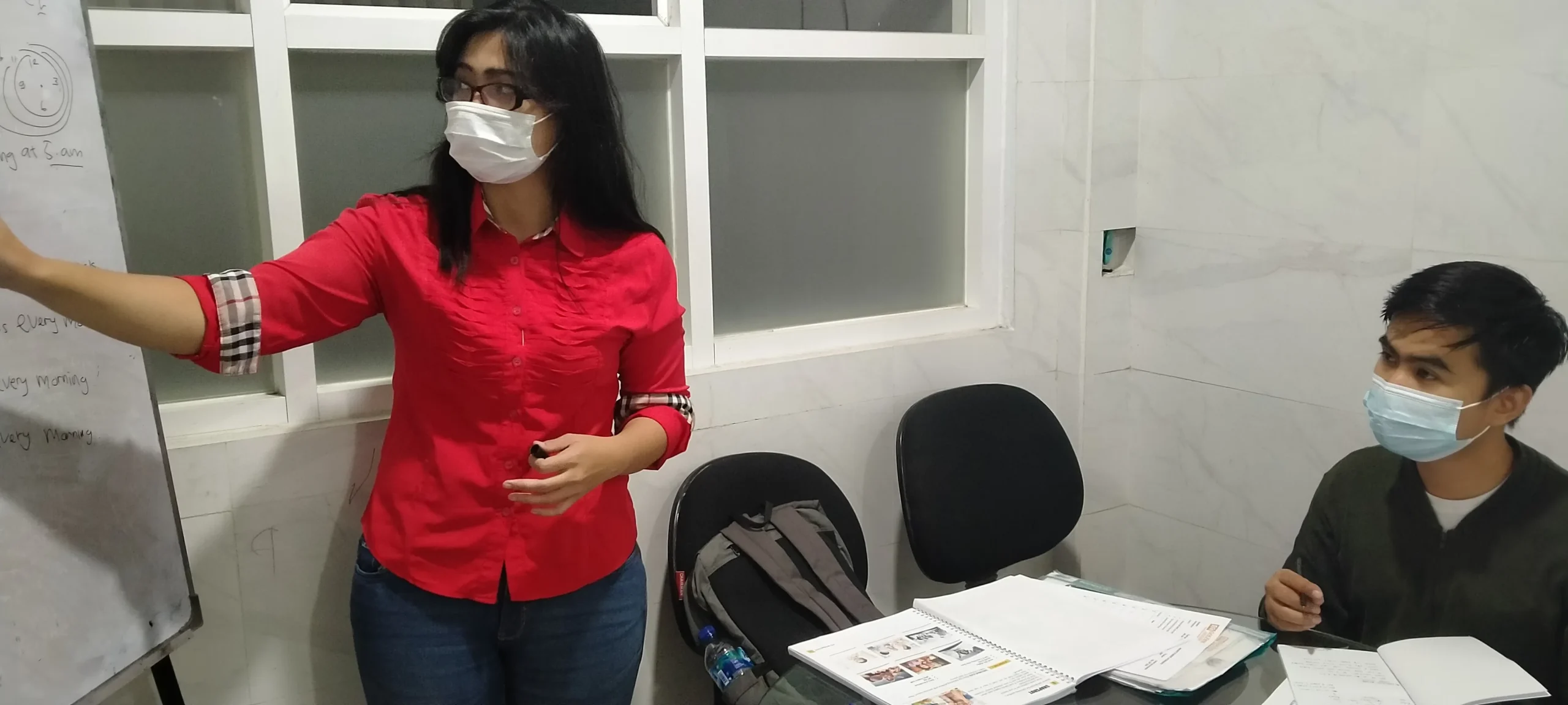 Sesi bimbingan belajar jarak jauh via Zoom menampilkan materi soal logika figural terintegrasi digital stopwatch