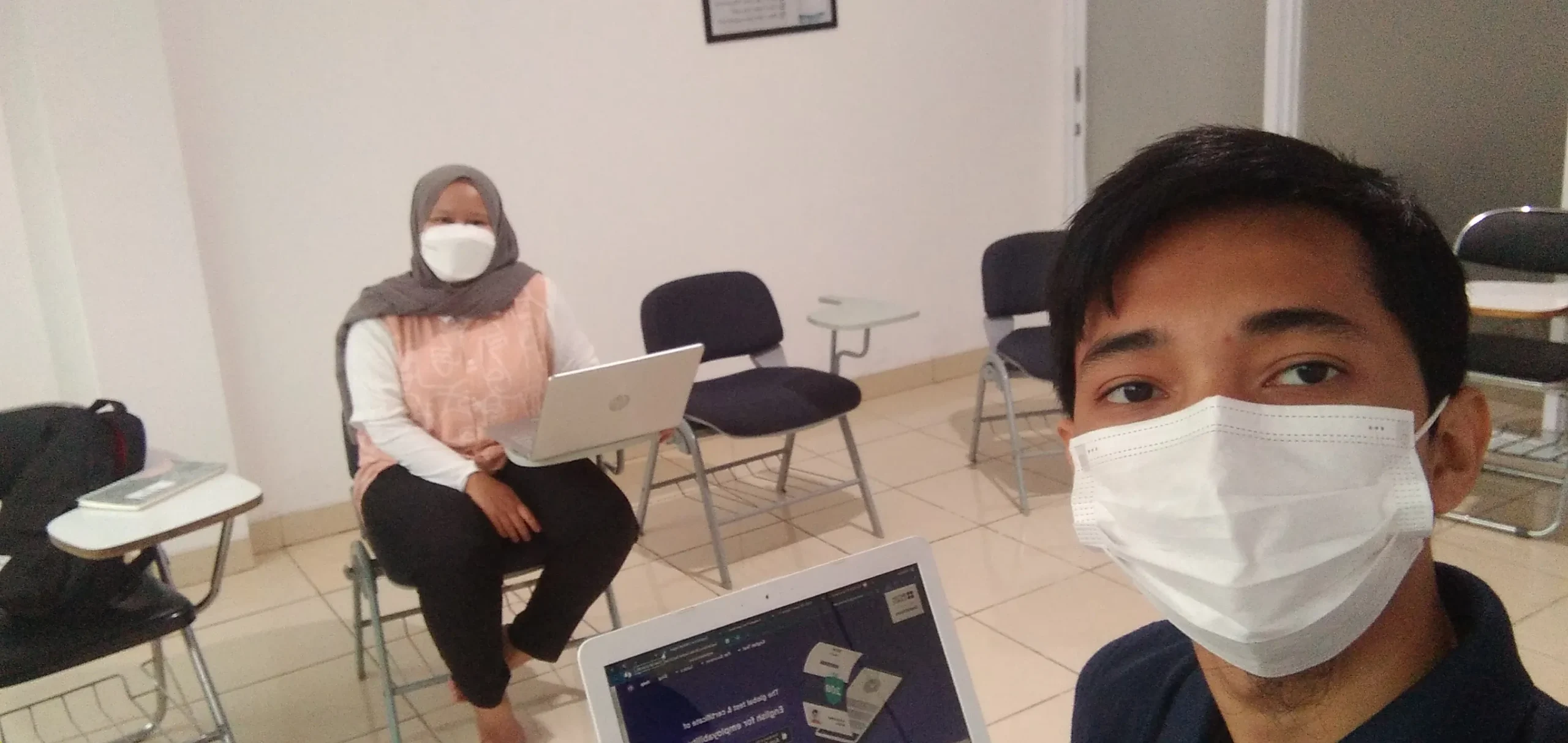 Ekspresi senang guru dan peserta saat merayakan kenaikan kurva grafik skor simulasi bimbingan psikotes