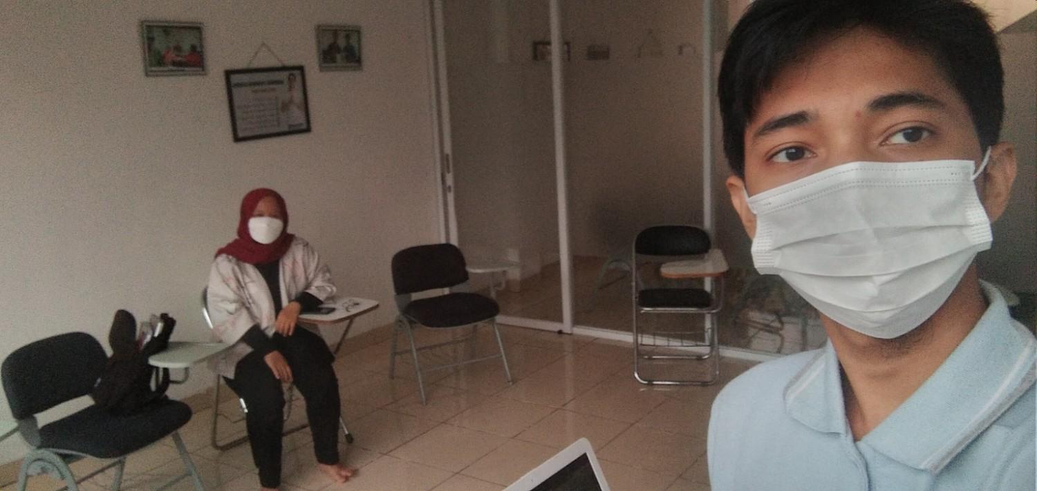 Papan tulis whiteboard berisi penjelasan bagan siklus akuntansi dan persamaan dasar