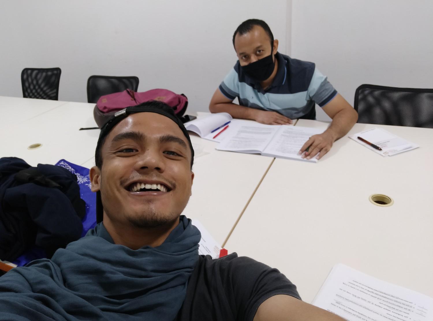 Proses belajar digital marketing online interaktif via screen sharing meneliti data performa Google Analytics secara real-time