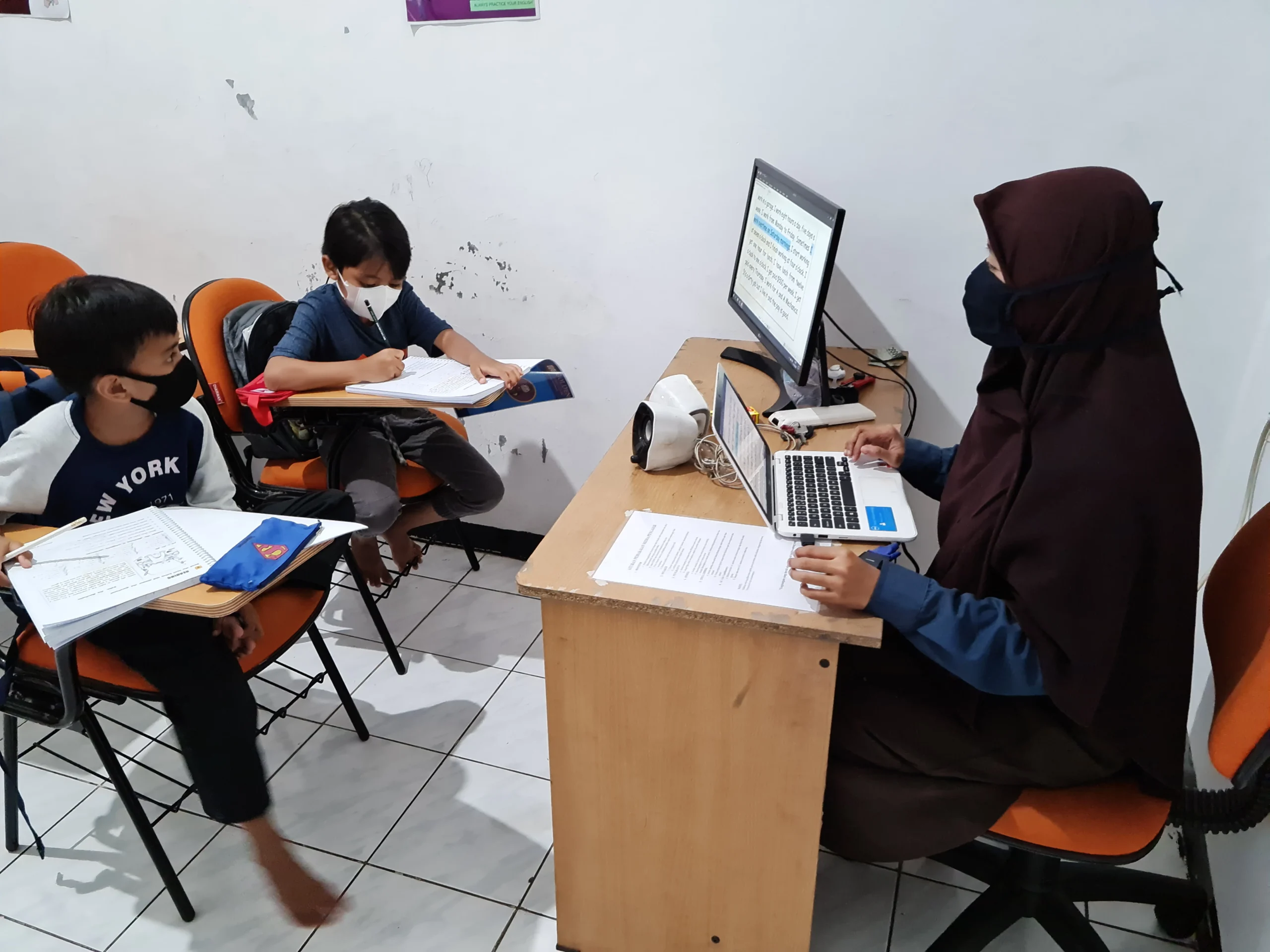 Seorang siswa remaja sedang fokus dan serius menganalisis pengerjaan soal kompetisi sains dan matematika tingkat tinggi