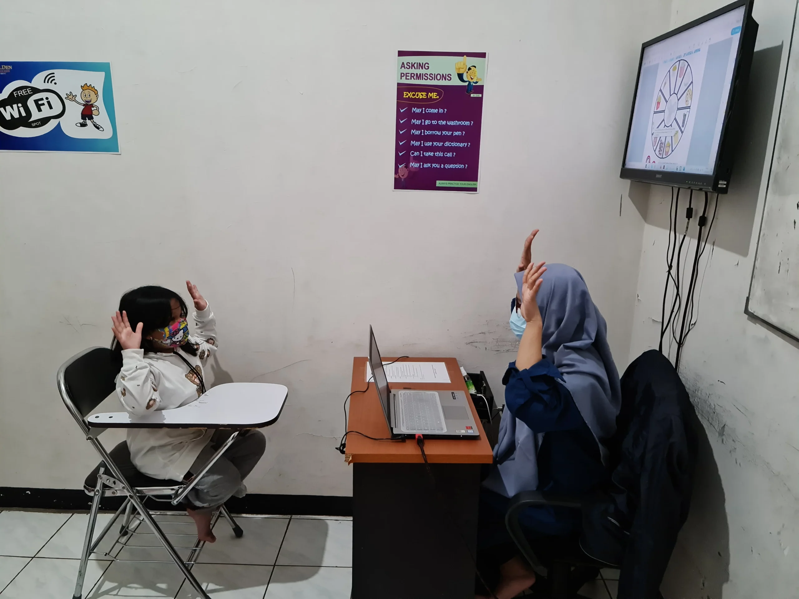 Seorang anak remaja dengan ekspresi bangga dan puas memegang sertifikat prestasi medali kompetisi akademik olimpiade sains