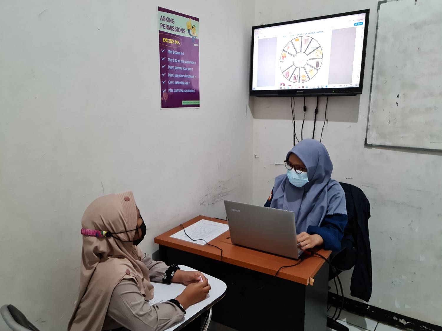 Seorang peserta seleksi kerja tersenyum bahagia dan lega setelah menerima pengumuman kelulusan tahap psikotes