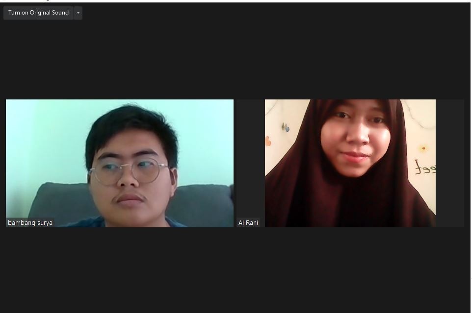 Close up lembar soal latihan persiapan tes IELTS atau TOEFL beserta catatan materi belajar terstruktur