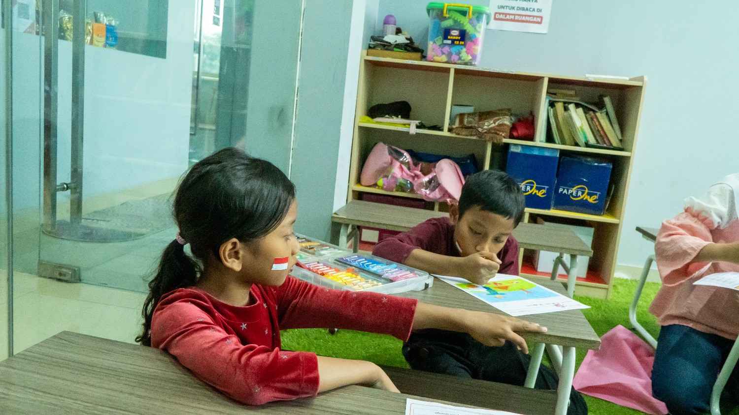 Anak menunjukkan karya lukis seni kreatif dengan bangga