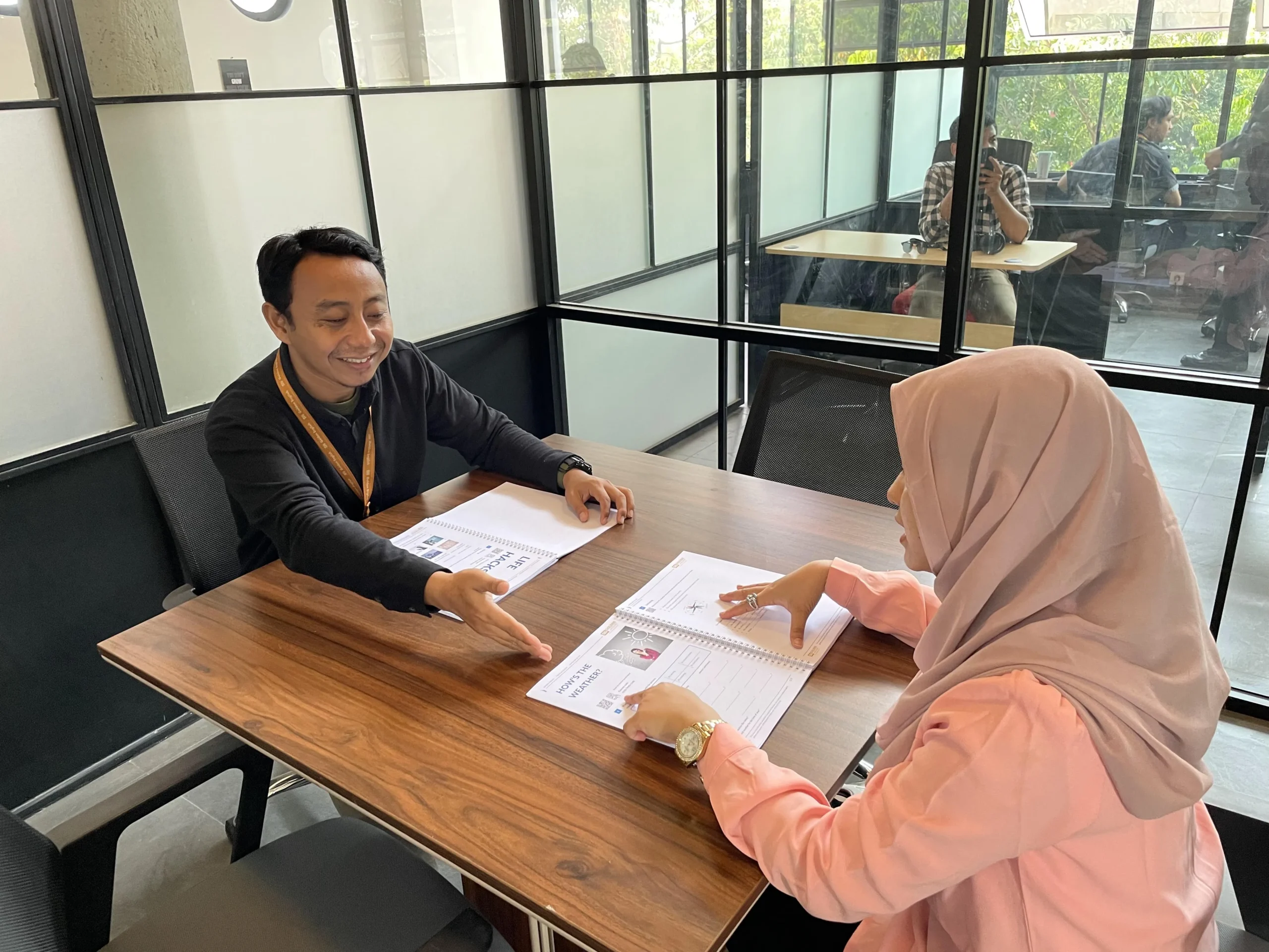 Mahasiswa belajar intensif bersama tutor privat Creya Edu