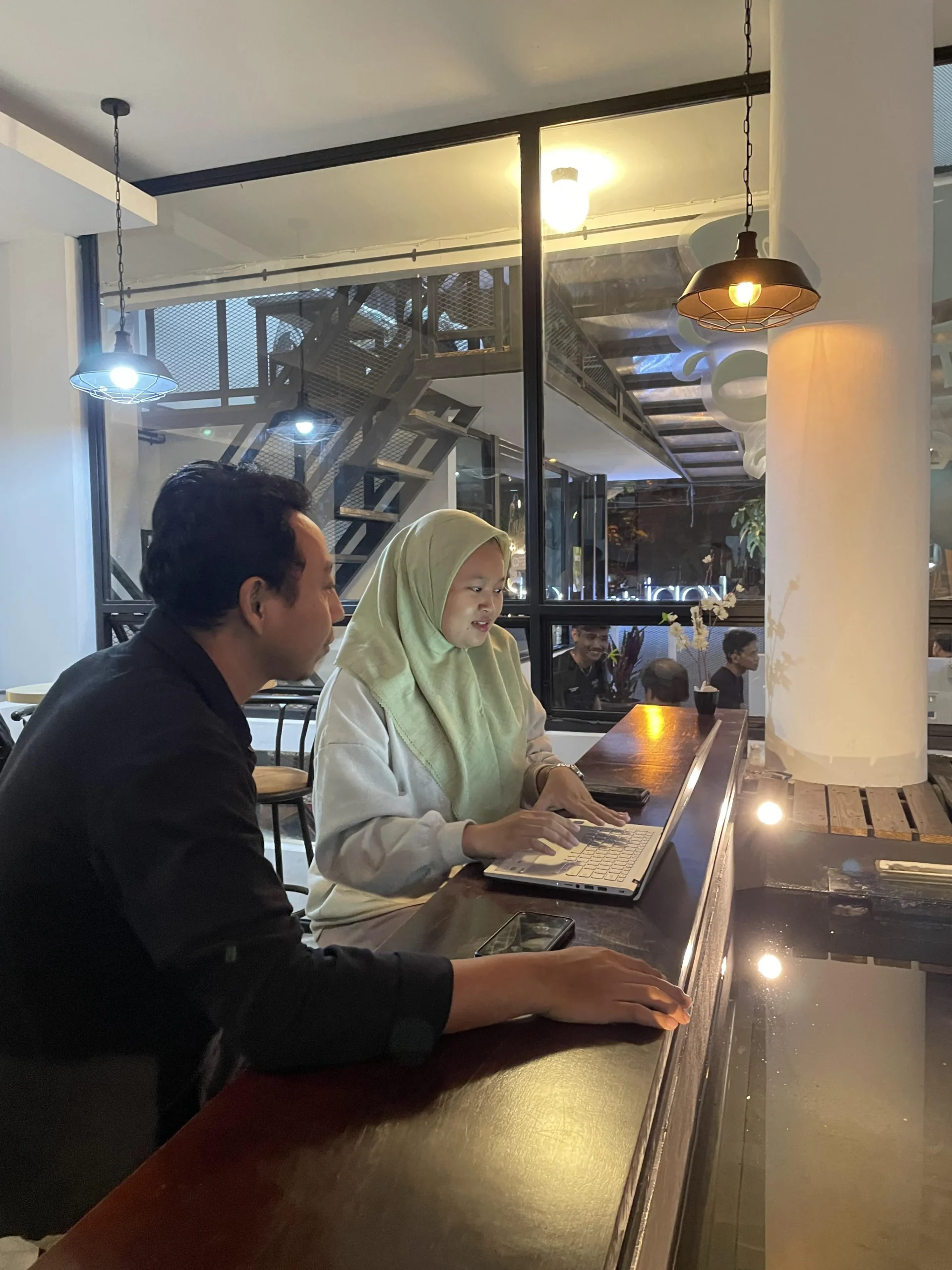 Profesional dewasa belajar Bahasa Inggris privat bersama guru Creya Edu