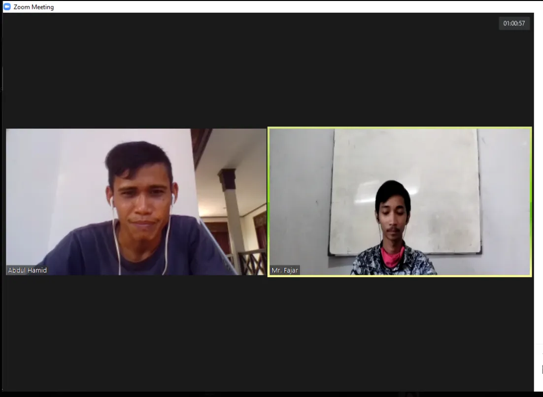 Sesi kolaboratif privat tatap muka antara mentor dan peserta menganalisis dashboard iklan Meta Ads Manager di laptop