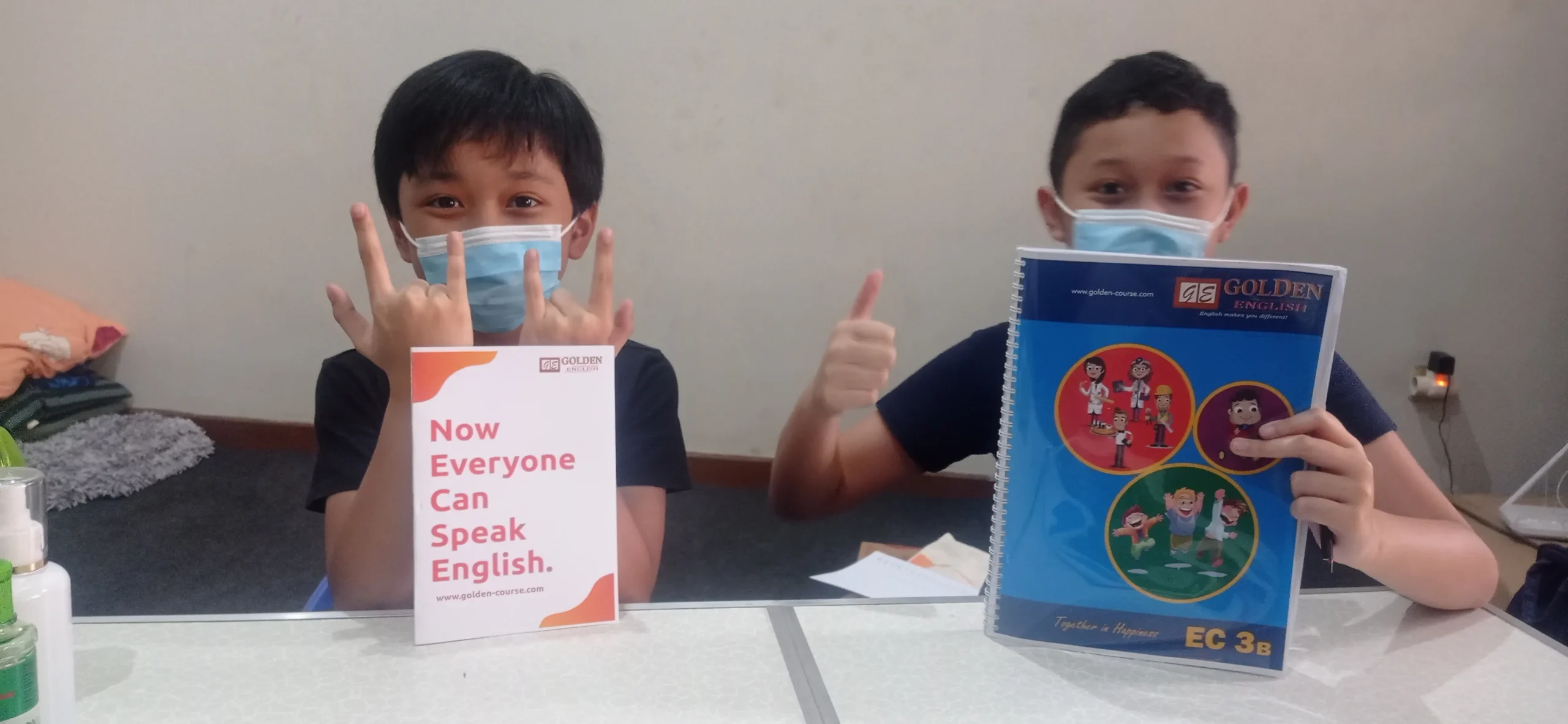 Momen puncak penuh kebanggaan saat seorang siswa berprestasi menerima medali dan sertifikat penghargaan kompetisi olimpiade nasional
